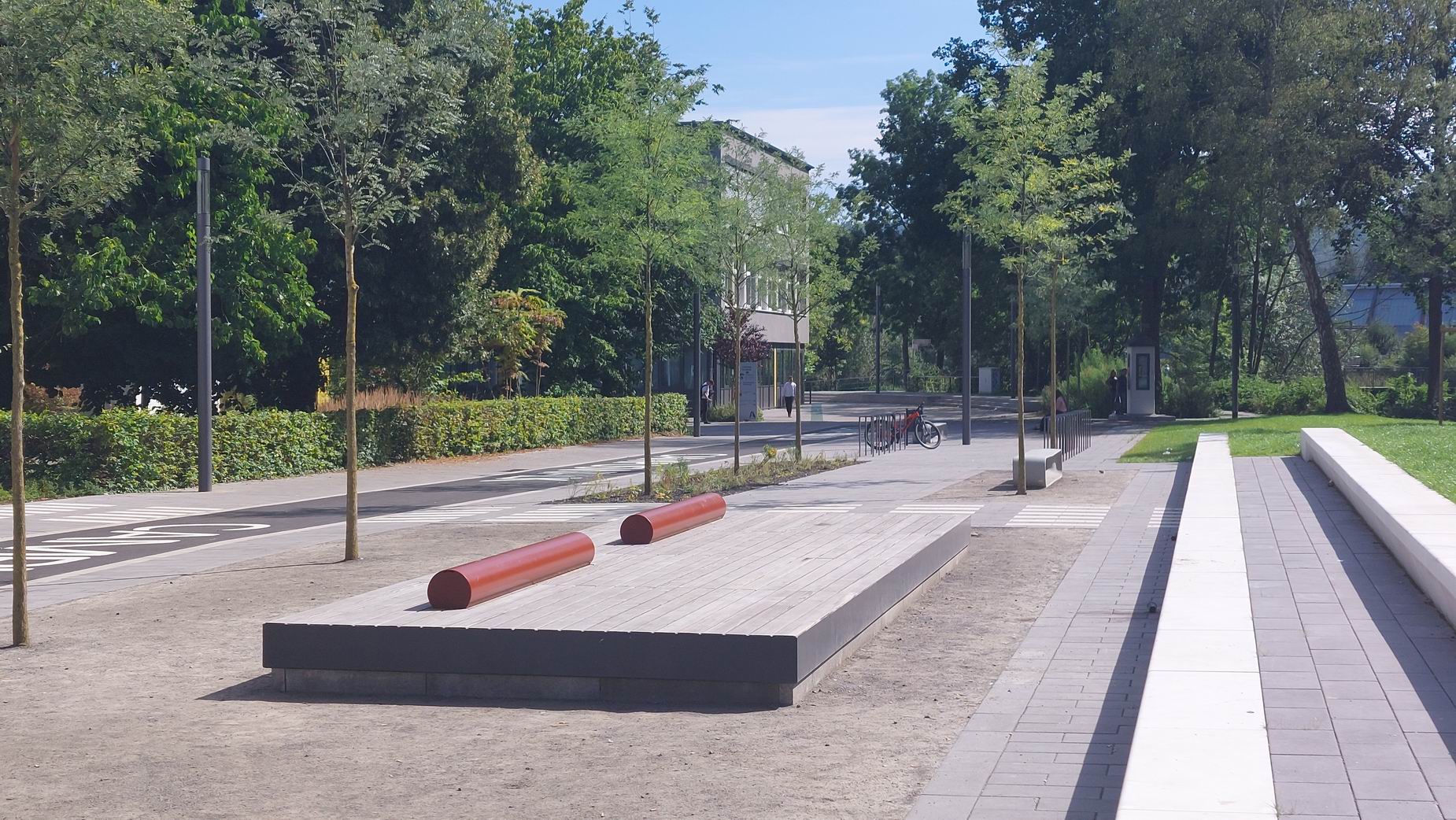 Sitz- und Liegeflächen in einer Parkanlage.